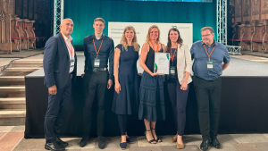 Prof. Schubert, Managing Director Dr. Stephanie Schubert and her team with the award